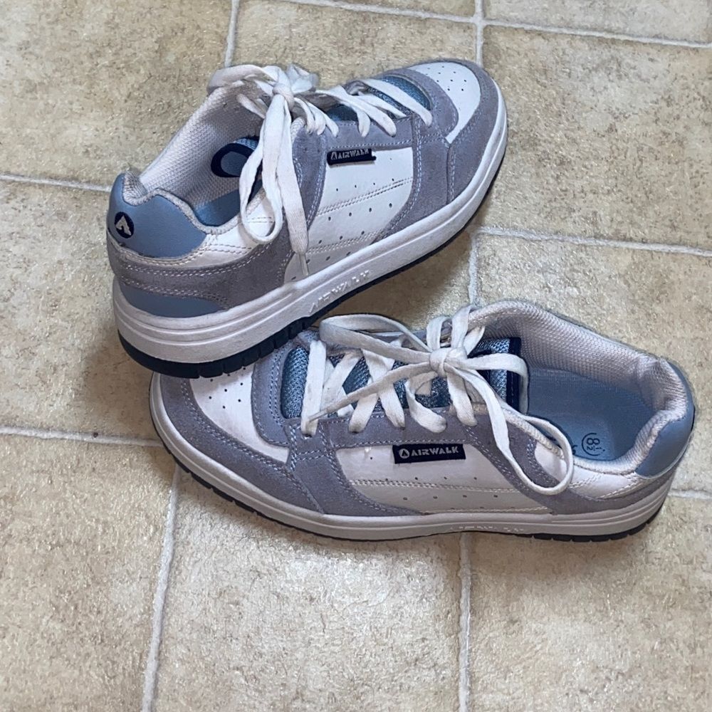 Airwalk Leather Upper Unisex Sneakers in White, Gray, and Blue Size 8.5